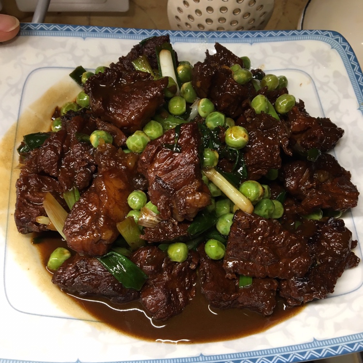红烧牛肉烩豌豆的做法