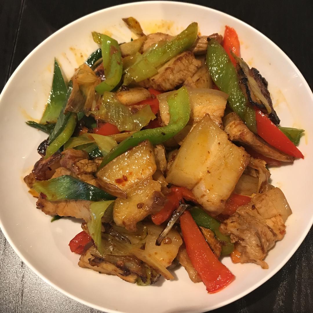 小同学炒菜做的四川回锅肉