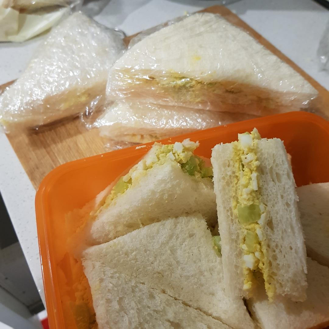 鸡蛋沙拉三明治