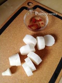 桂杞蜜糖蒸萝卜的做法 步骤1