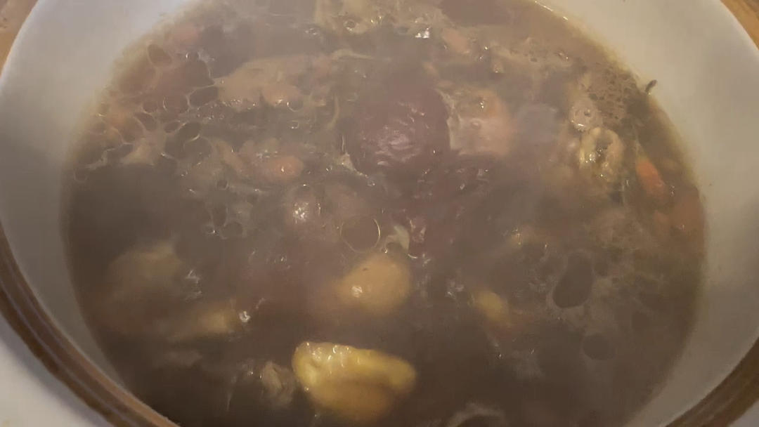 老火靓汤：板栗虫草花炖鸽子汤