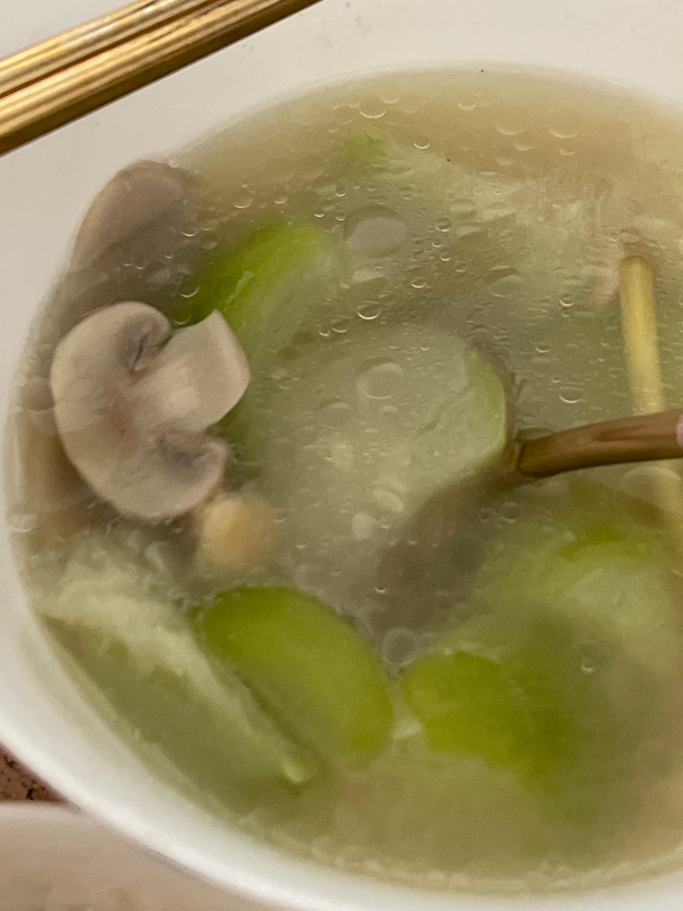 汤鲜味美！适合天热喝的刮油神汤～丝瓜蘑菇汤