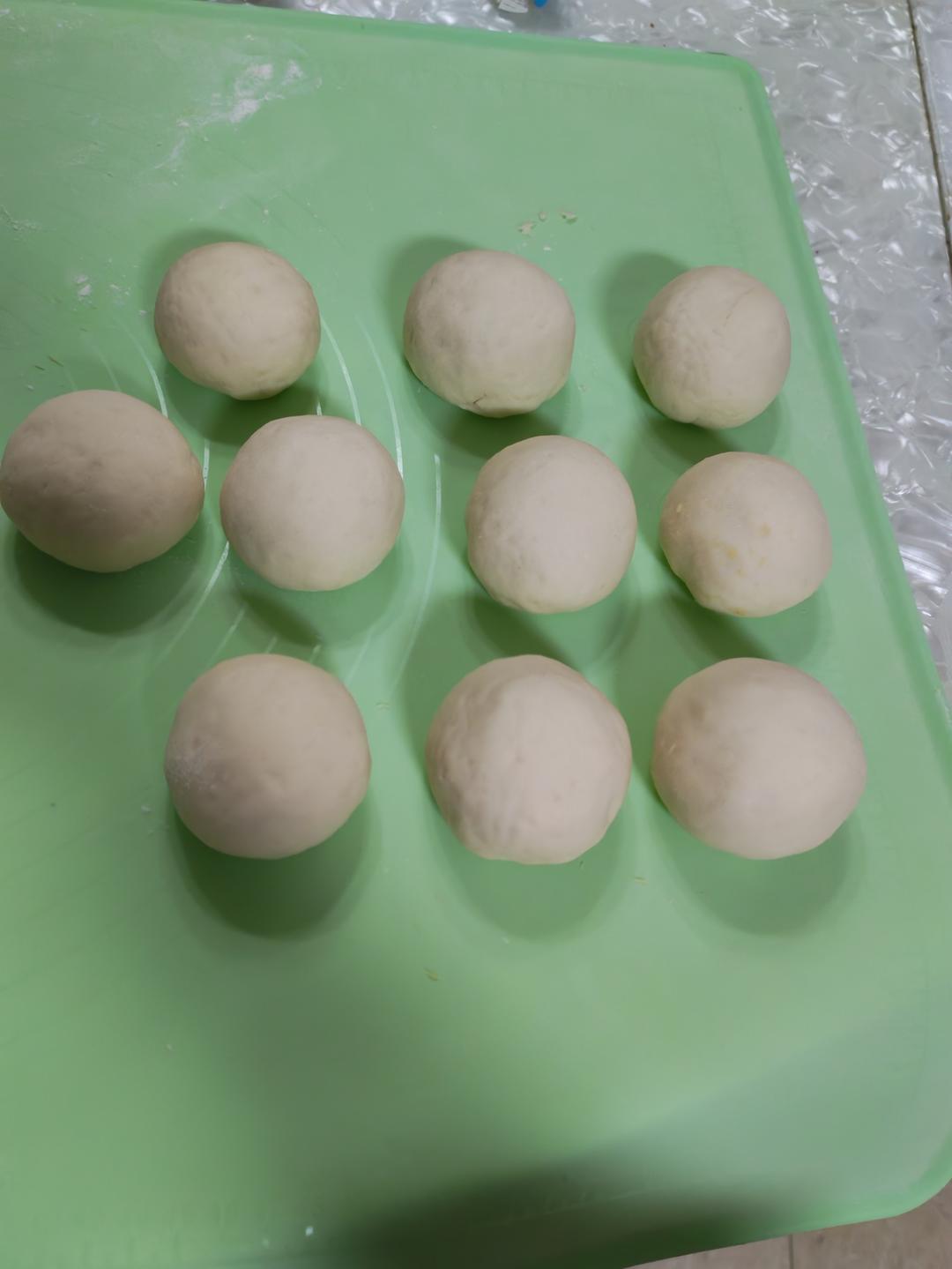 松软香甜的奶黄包，很快就可以搞定。