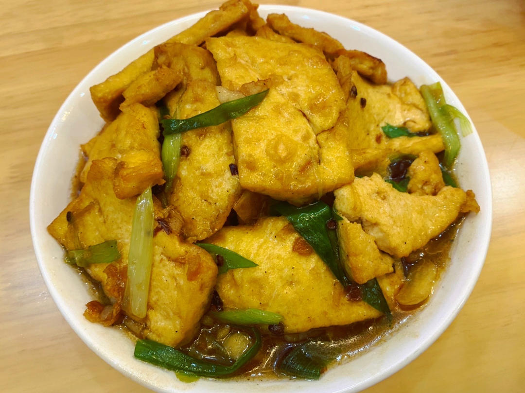 不放肉也超下饭的葱焖豆腐
