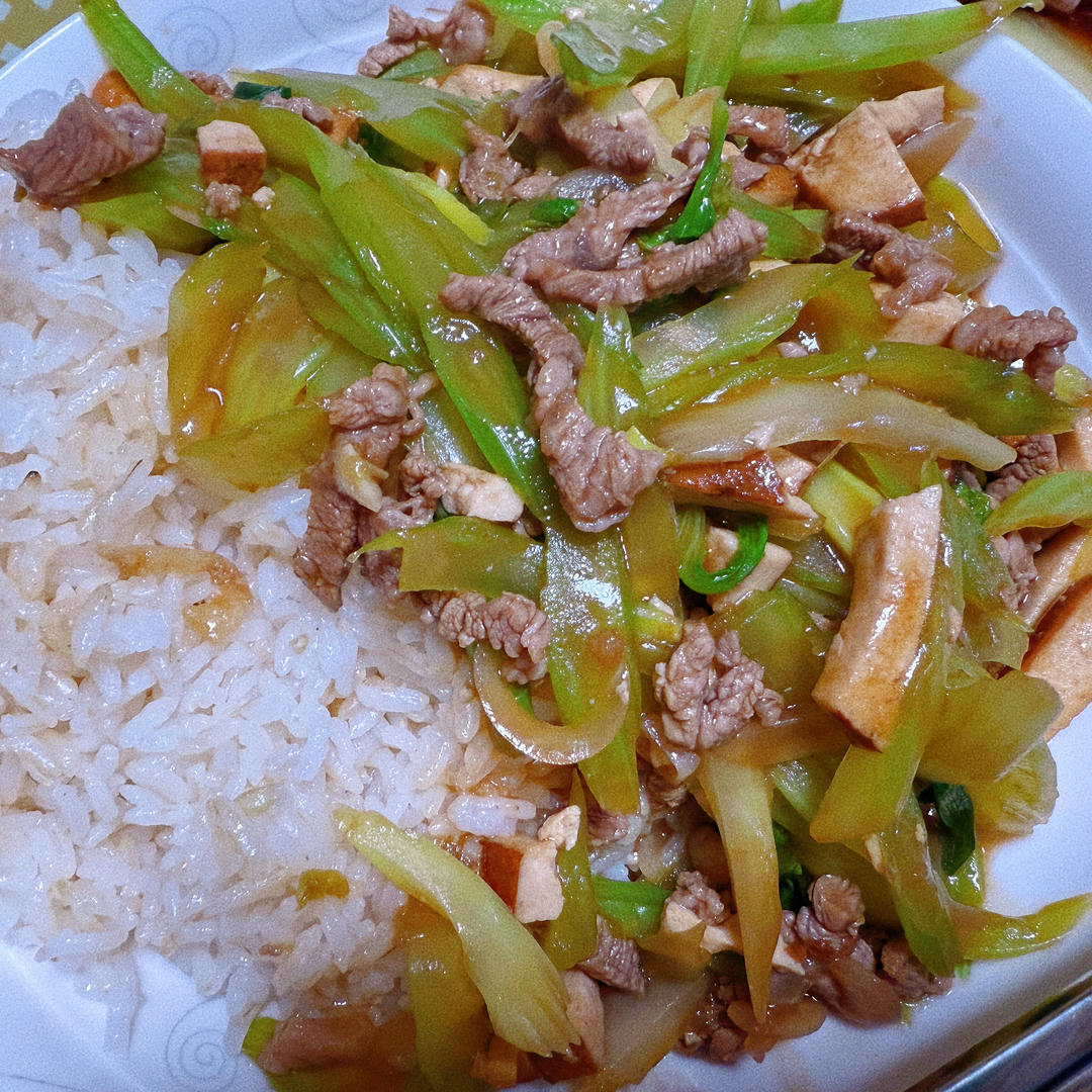 好吃到邻居敲门蹭饭的芹菜炒牛肉！
