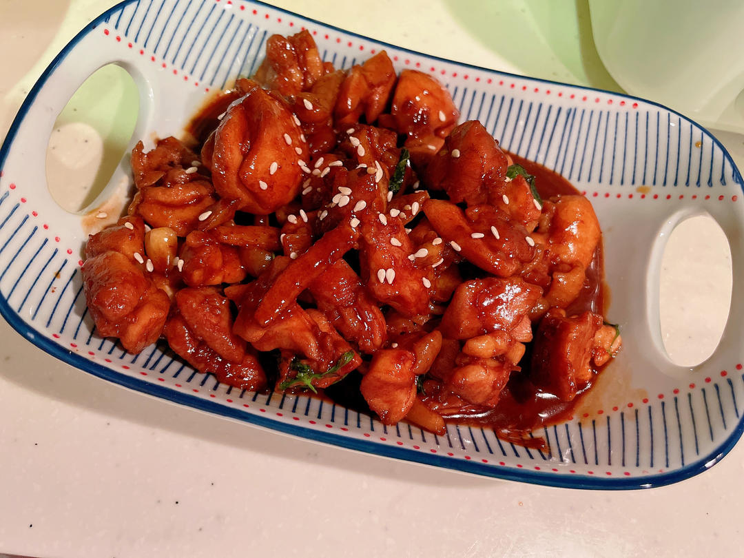 厨师长教你：“三杯鸡”的家常做法，汁香味浓，鲜嫩爽滑