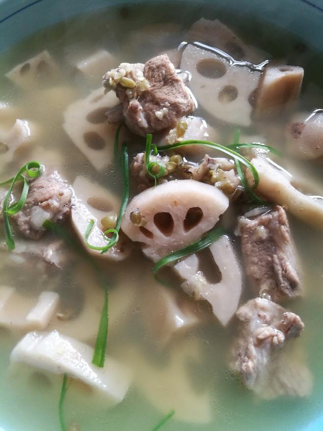 排骨炖绿豆藕汤的做法
