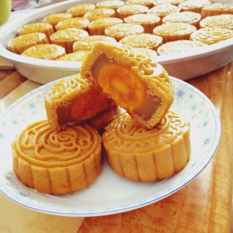 广式月饼－－蛋黄豆沙月饼