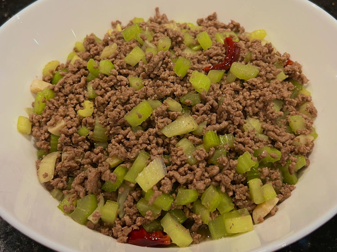 米饭杀手｜芹菜粒炒牛肉末