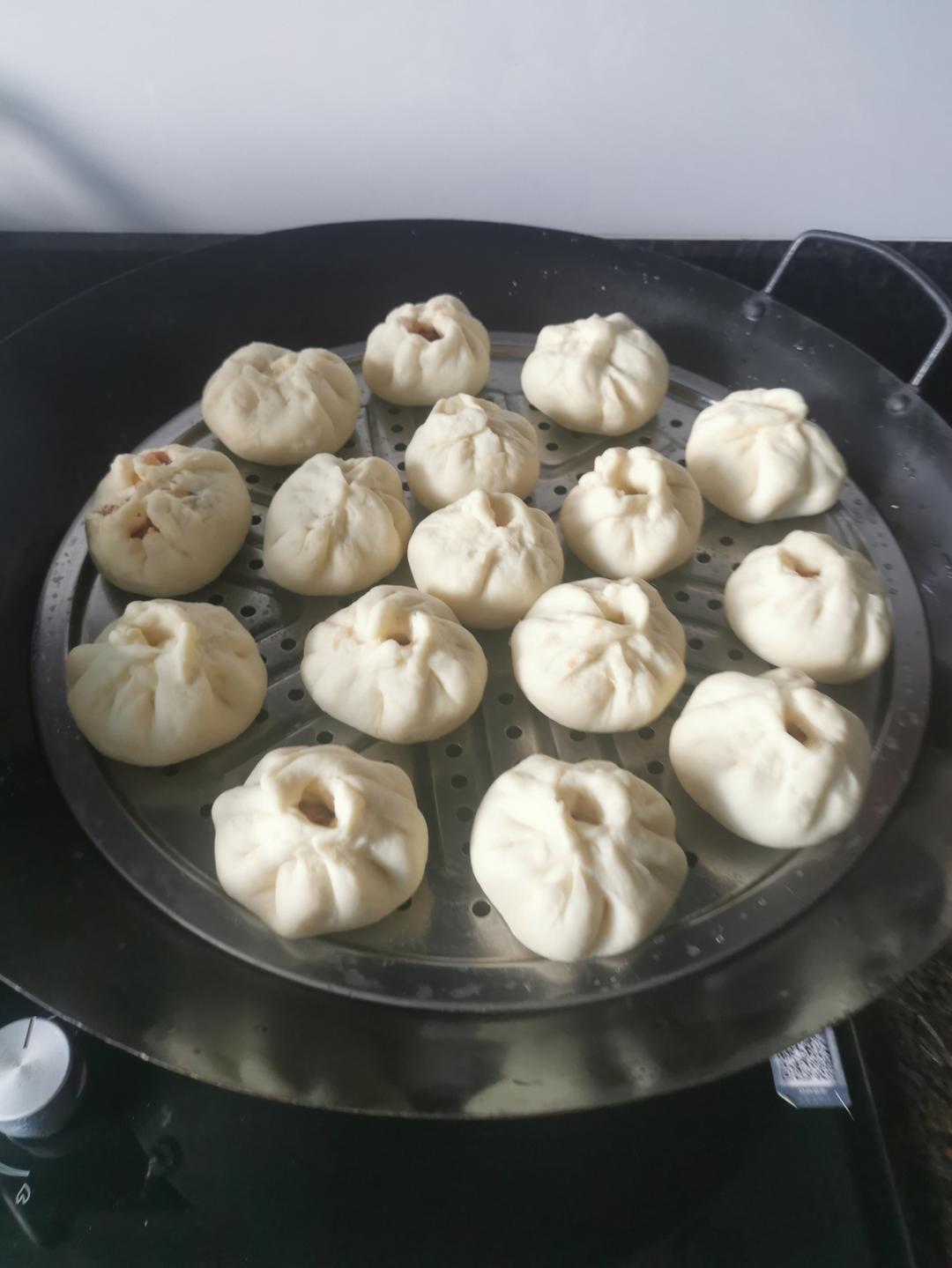 松软多汁的肉包子