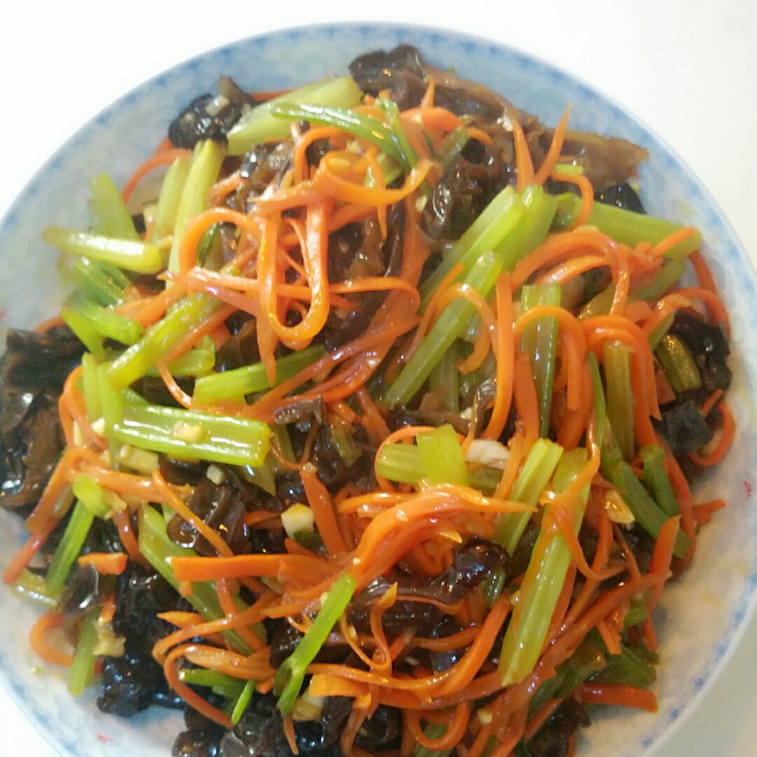晴天486600做的胡萝卜木耳炒芹菜