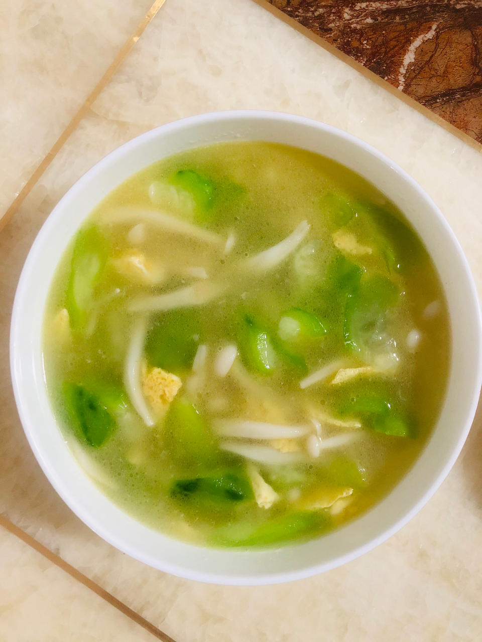 特别适合夏天喝的丝瓜菌菇汤，汤鲜味美，清爽开胃又解腻！