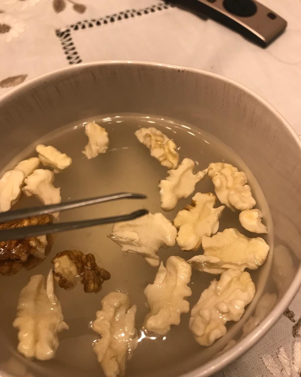 巧剥核桃皮（里面的黄皮）