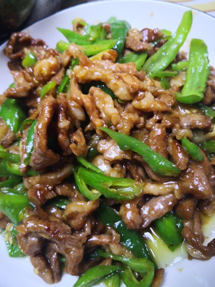 经典的家常菜，青椒炒肉丝，简单的食材也能做出如此美味