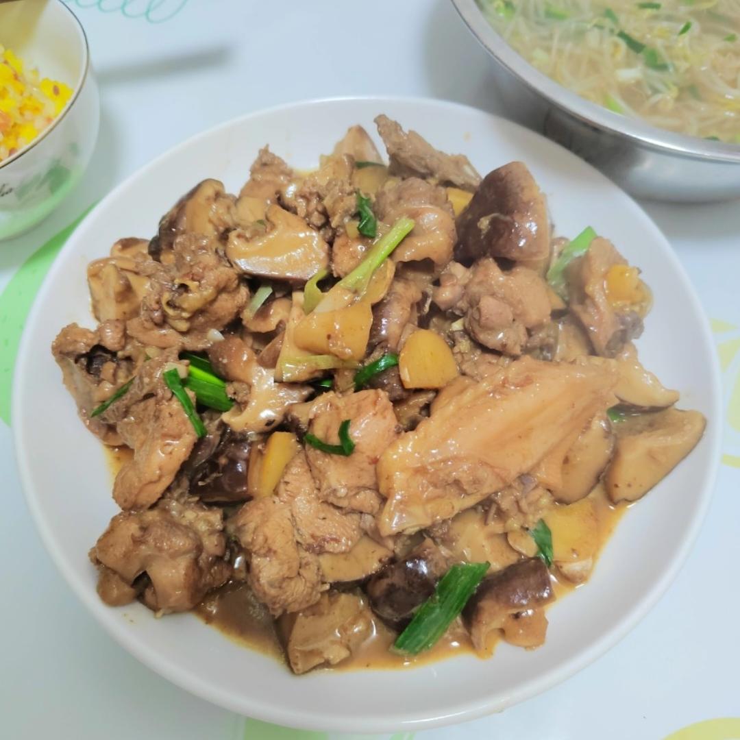 十几年不吃鸡肉的人吃了一盘子的小鸡炖香菇
