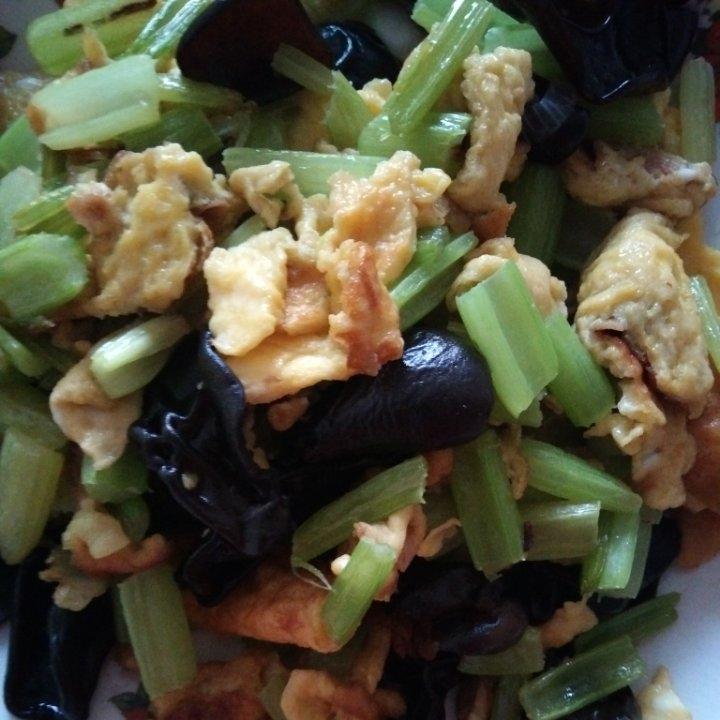 芹菜木耳炒蛋
