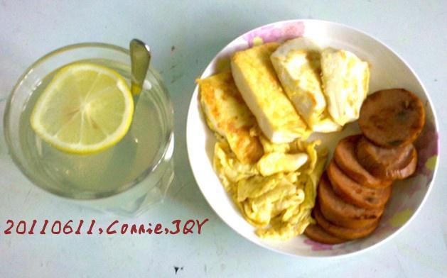 早餐：鸡蛋煎馒头+煎火腿+柠檬蜂蜜水