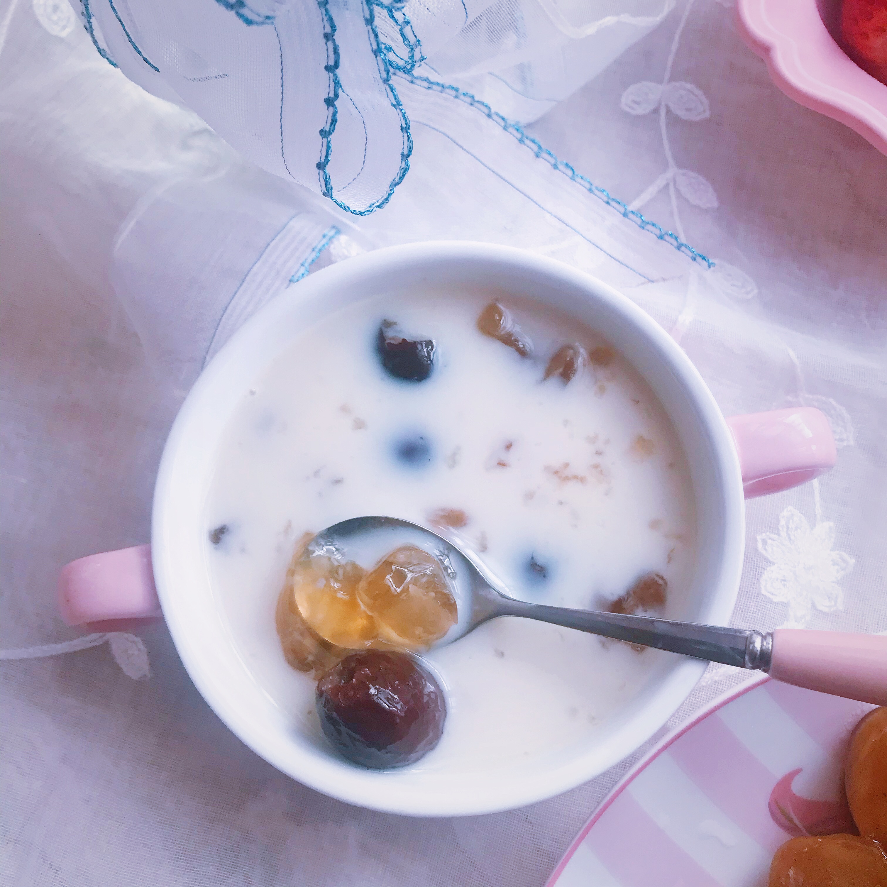 红枣薏米莲子桃胶皂角牛奶的做法