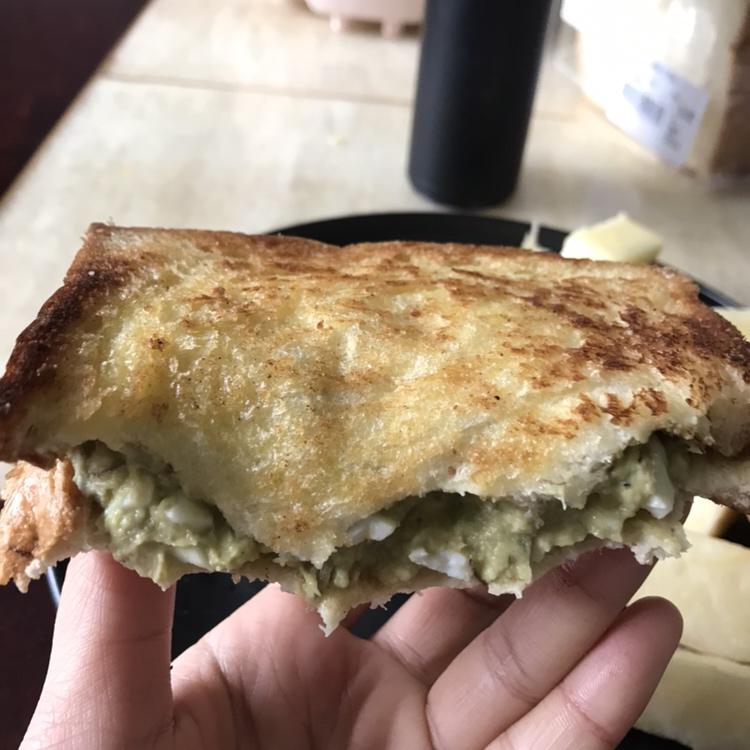 牛油果碎蛋吐司