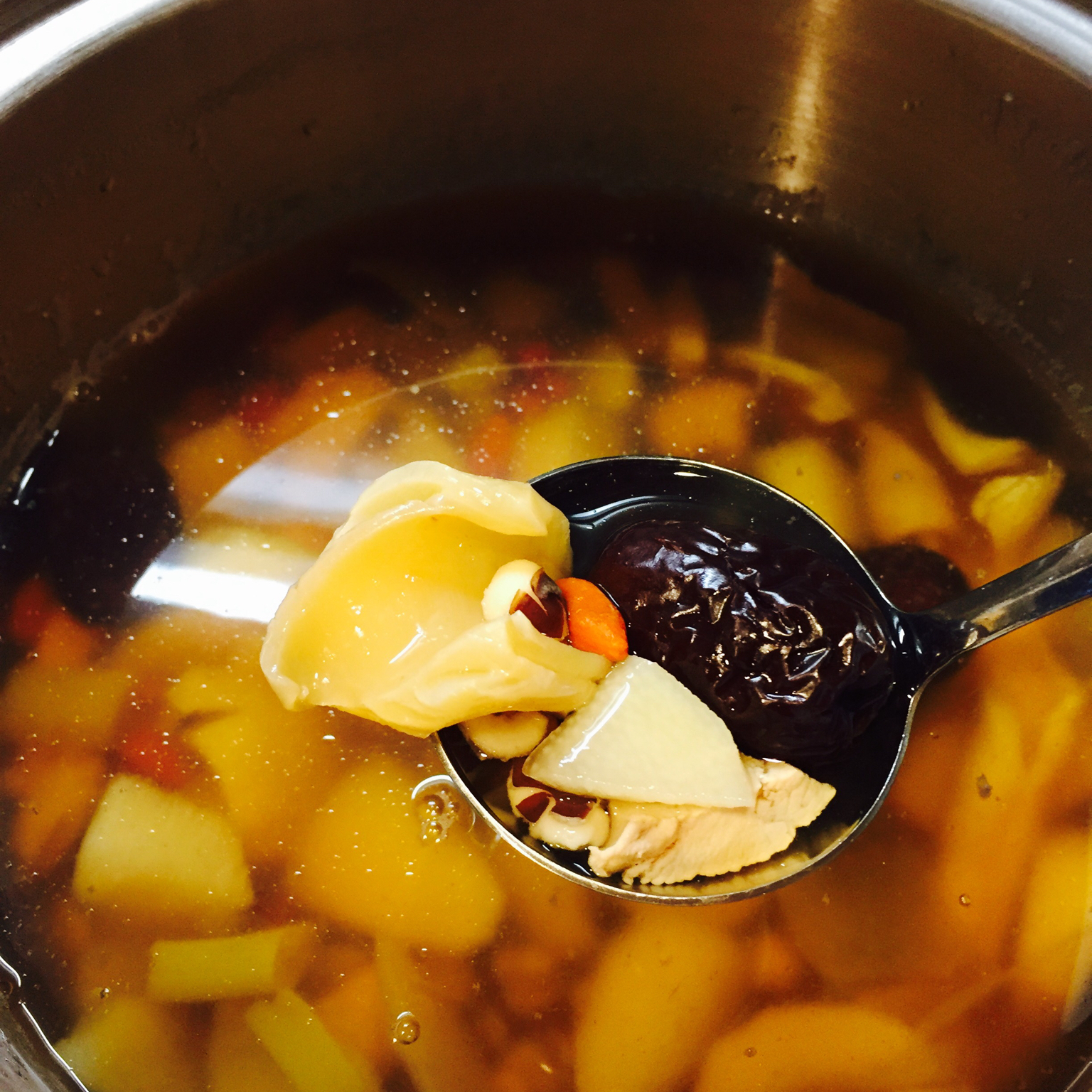 花胶花菇响螺煲鸡汤