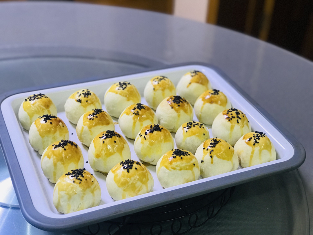 蛋黄酥 Danhuangsu