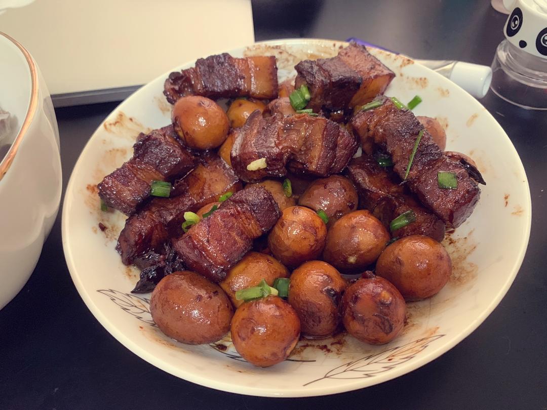 加了鹌鹑蛋后，这盘红烧肉，美味的逆天啦——鹌鹑蛋烧肉（孔瑶食谱）