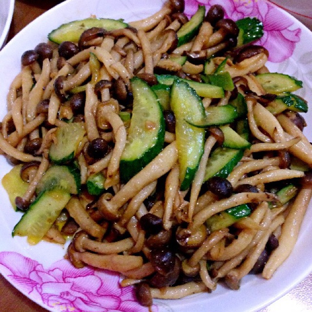小猫咪喵喵叫微博做的黄瓜炒海鲜菇