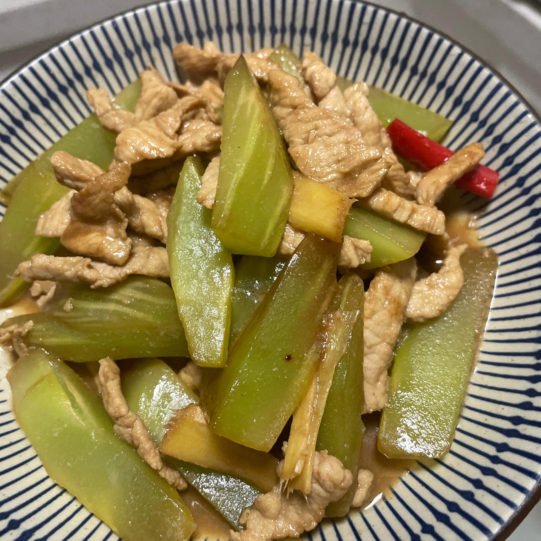 简单好吃下饭的莴笋炒肉来啦！