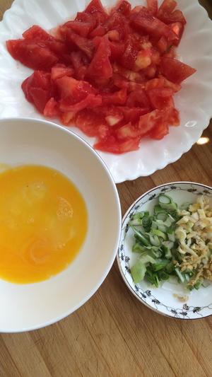 西红柿鸡蛋揪片汤的做法 步骤2