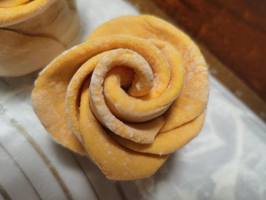 可以给宝宝当辅食的单纯版南瓜馒头，含玫瑰花、刺猬、南瓜造型馒头做法