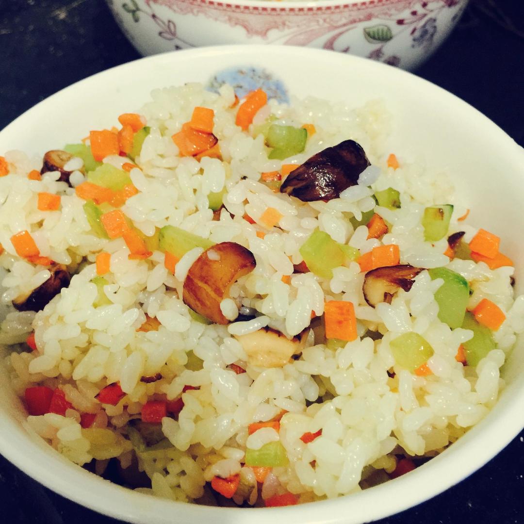 「萝卜厨房」松茸炒饭。的做法