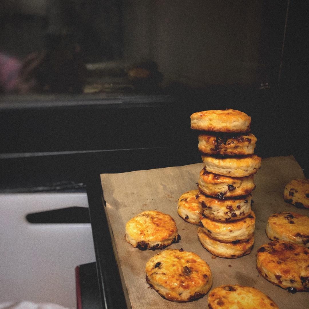 【视频】3分钟 奶油司康Scone(可能是世界上最快手的司康) 消耗淡奶油～
