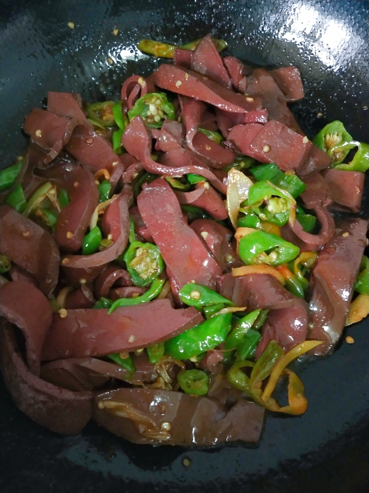 补血菜——猪血炒辣椒的做法 步骤4