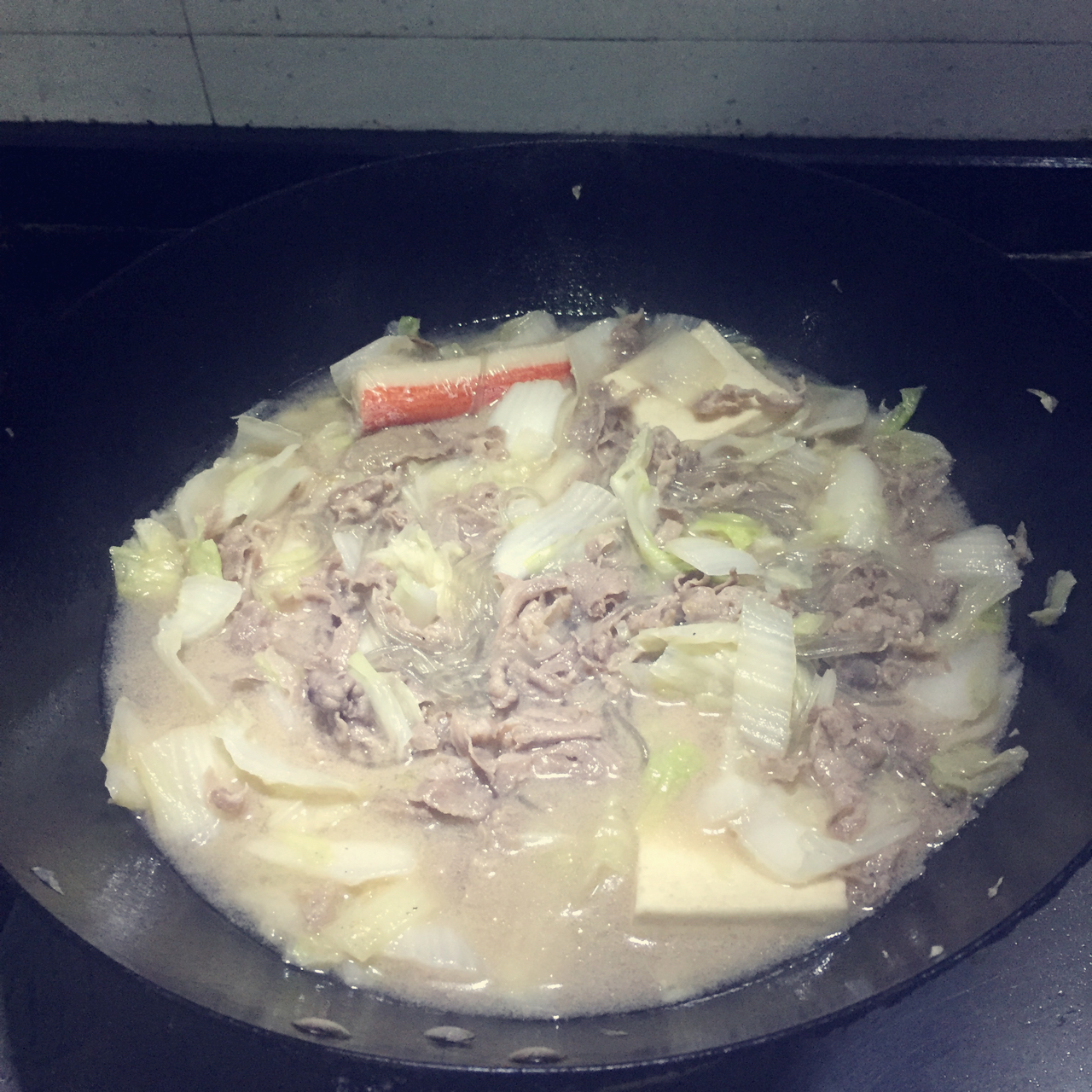 金针菇冻豆腐肥牛锅