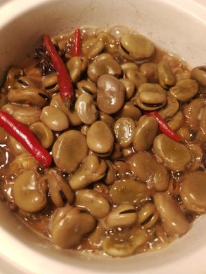 蚕豆的神仙吃法（蒜香味油焖蚕豆）的做法 步骤2