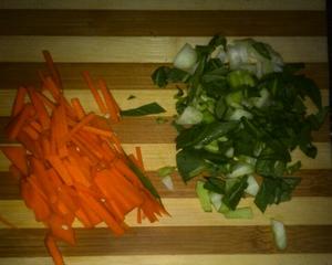 胡萝卜虾皮青菜粥的做法 步骤2