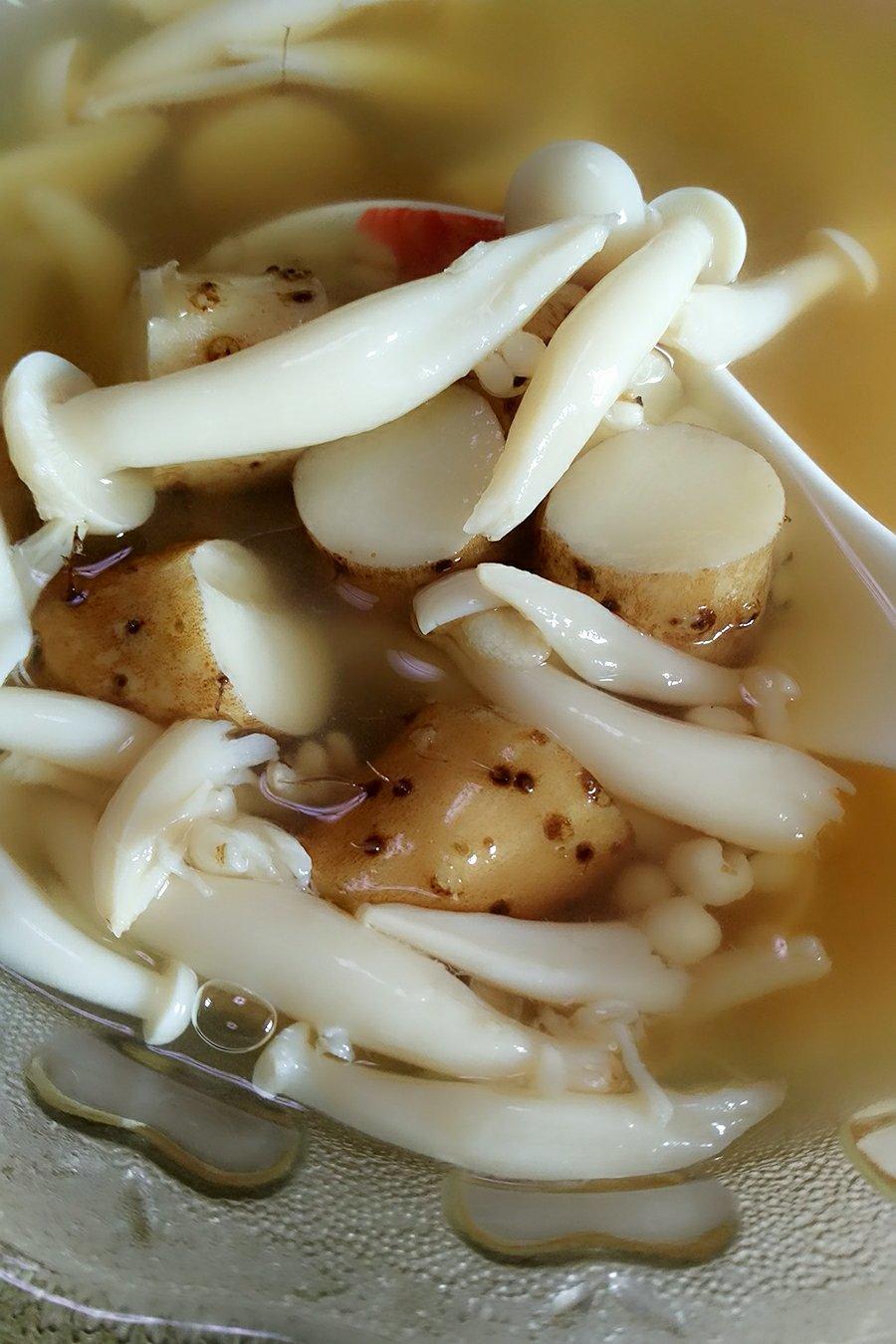 小璐美食做的山药薏米蘑菇汤
