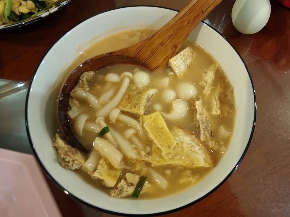 鲜虾菌菇豆腐汤