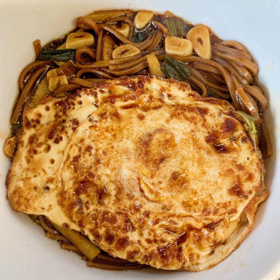 低脂荞麦面｜酱油荷包蛋焖面