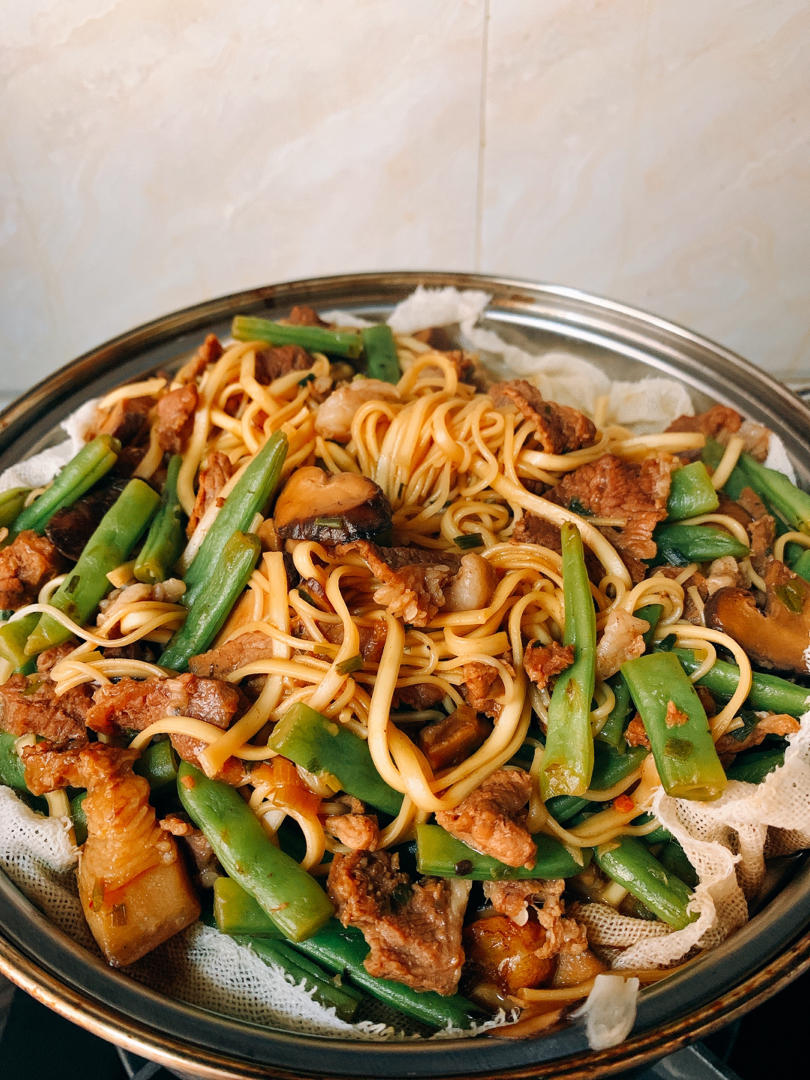 每一根面条都吸满了羊肉汁的「羊肉豆角焖面」