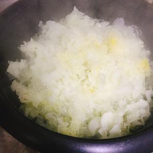 银耳红枣枸杞汤的做法 步骤2