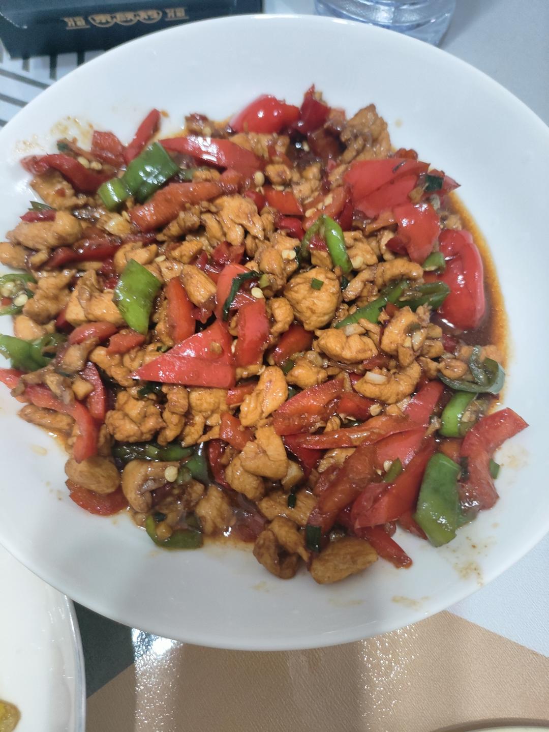 咸鲜可口的青红椒炒鸡丁