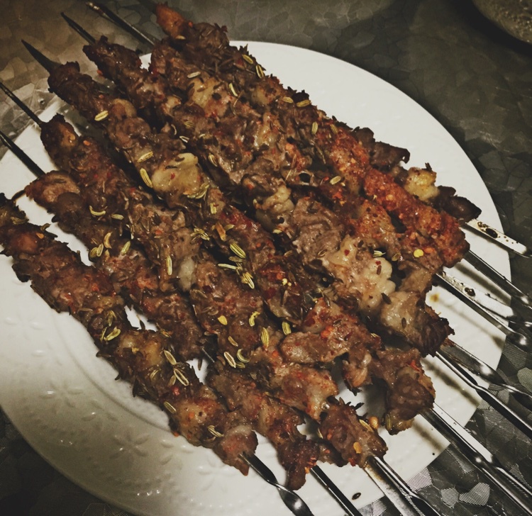 生烤羊肉串