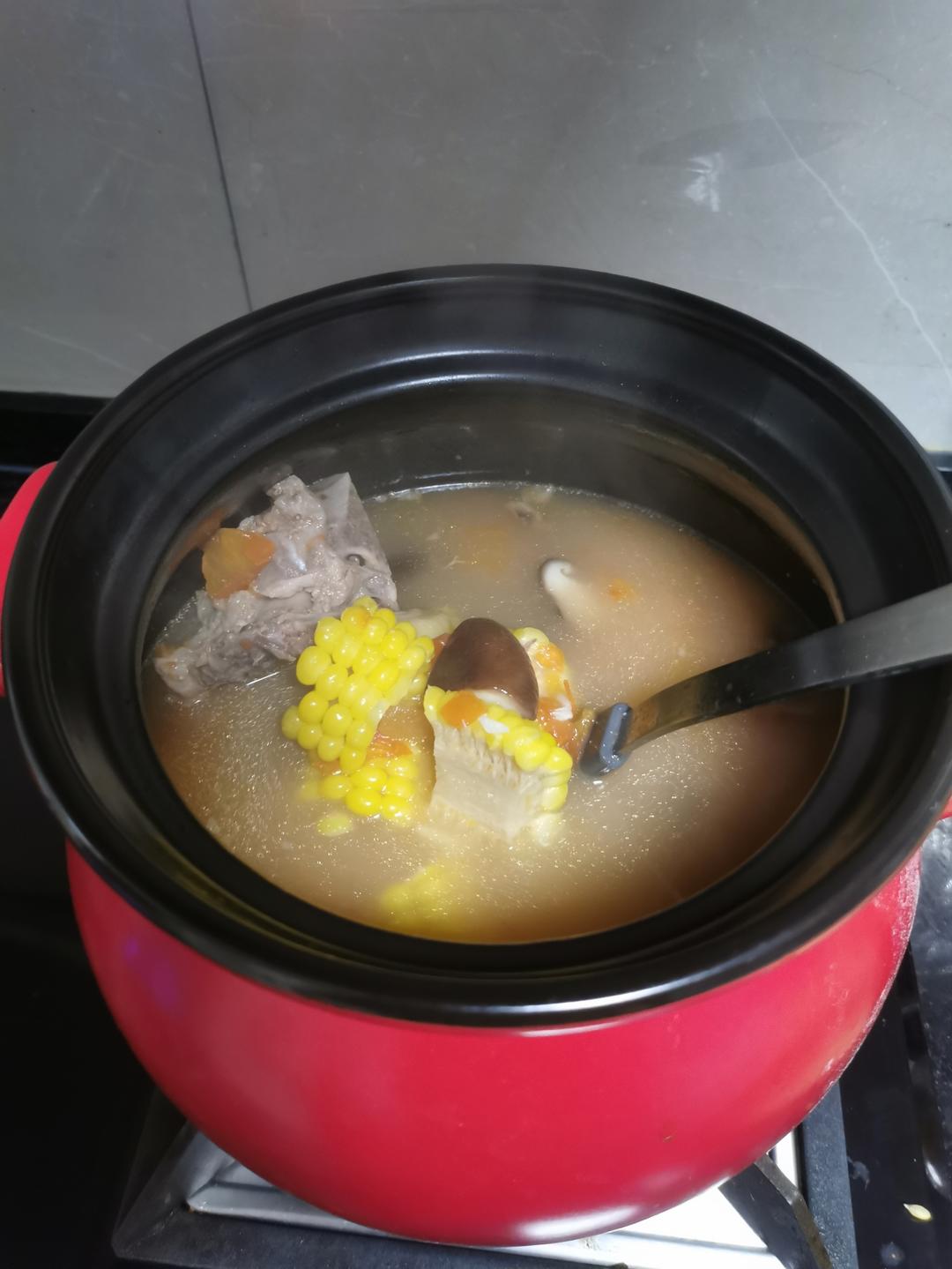 番茄香菇玉米排骨汤的做法