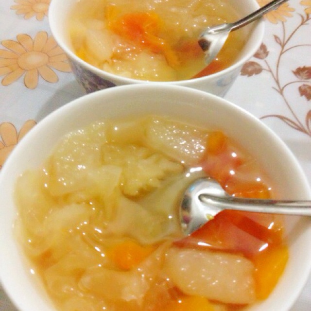 提线木偶嘟嘟做的雪梨银耳炖木瓜