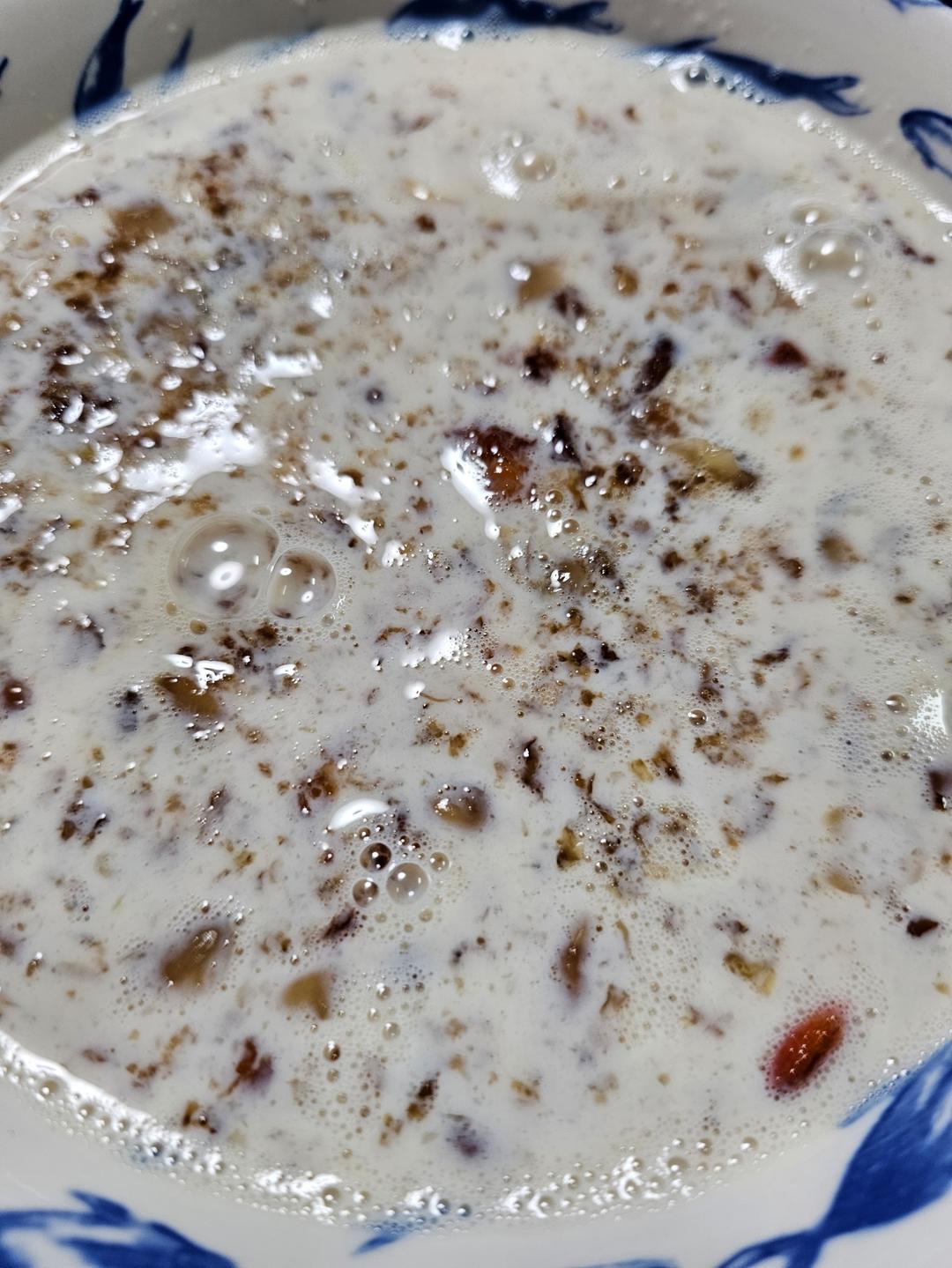 《桃胶皂角米雪燕银耳牛奶羹》据说一碗等于敷30片面膜的功效