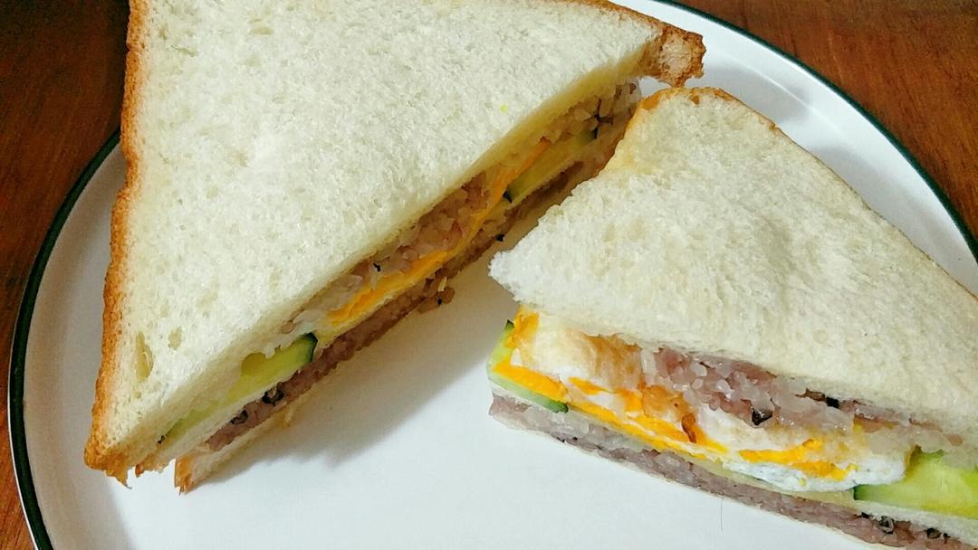 快手又惊艳的剩饭团吐司