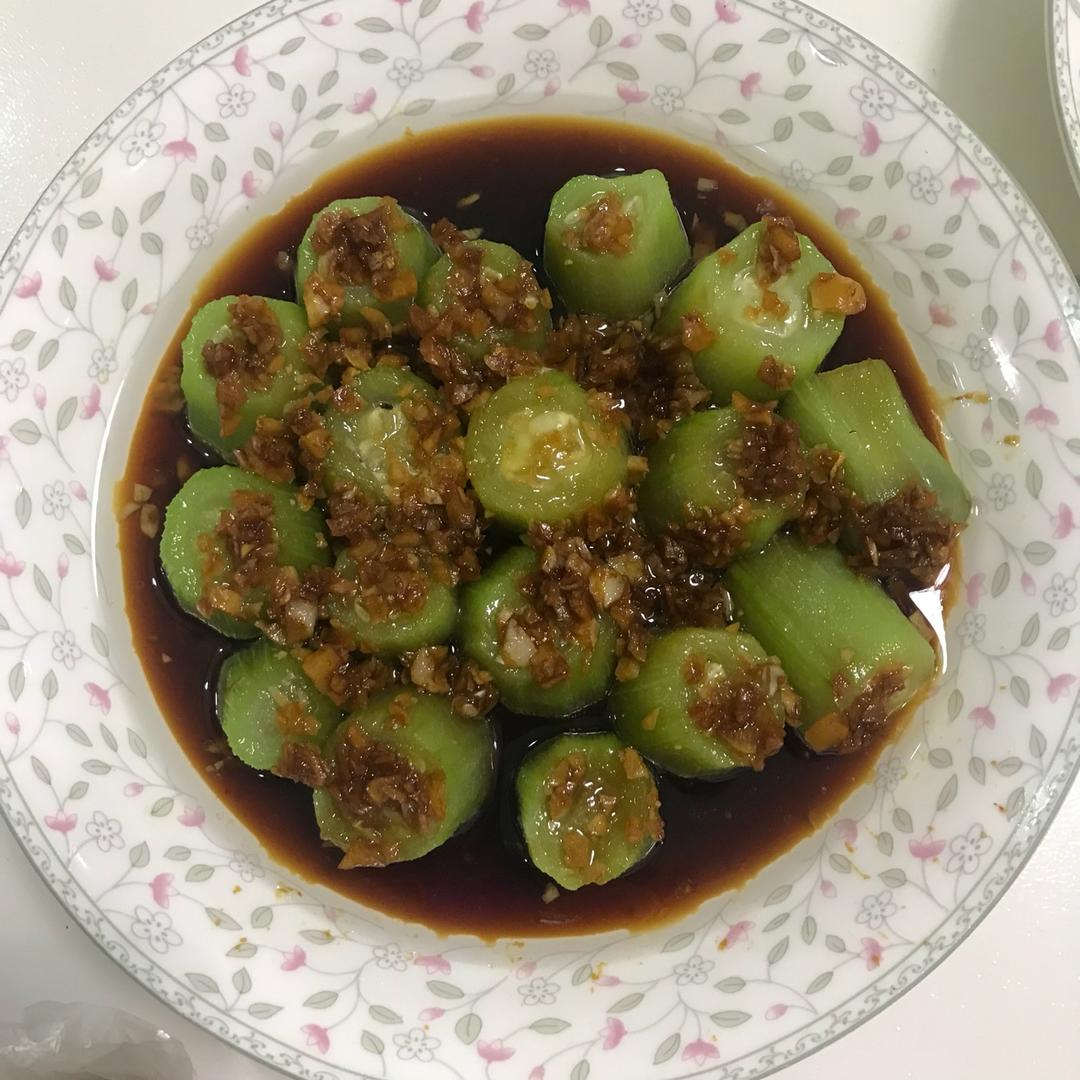 只需要五分钟就可以的美味蒜蓉蒸丝瓜