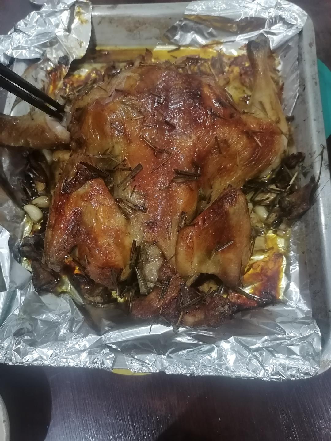 不用下馆子，在家也能做皮酥肉嫩，味道浓郁的泰式香茅草烤鸡