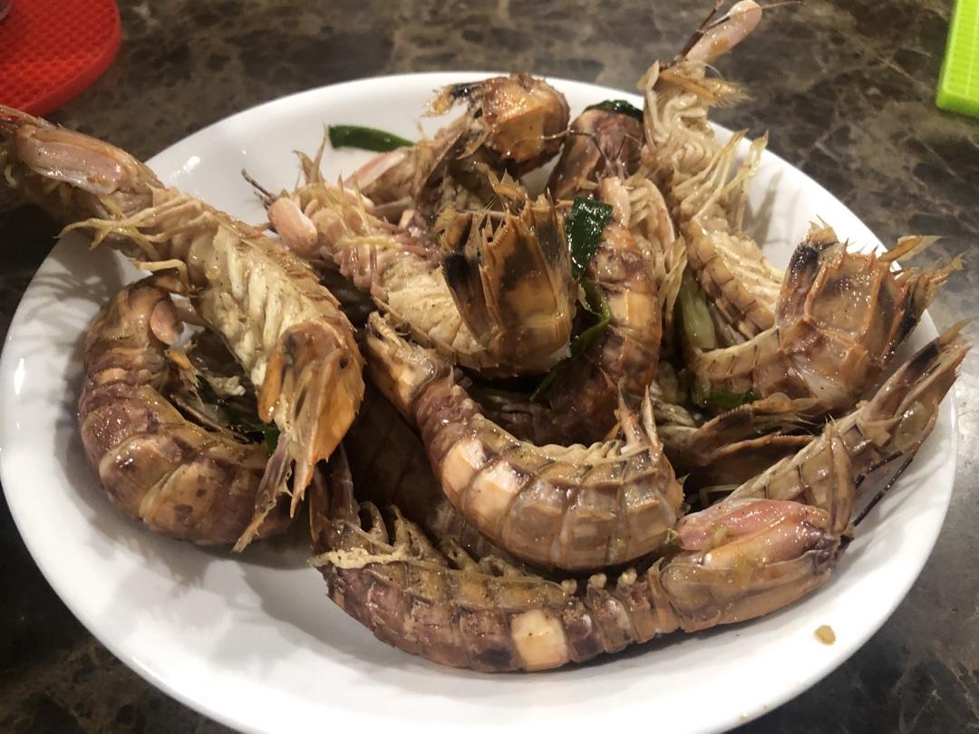 无油炸版的椒盐皮皮虾和巧拨虾壳的方法